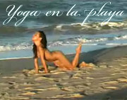 Una mujer desnuda en la playa haciendo yoga