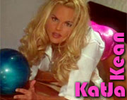 Katja Kean follada por su equipo de bolos en la pista