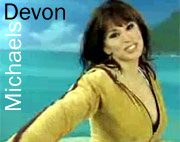 Devon Michaels sale a correr por la playa y al final hace un striptease