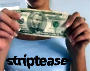 Guapa tetona hace un striptease privado por dinero