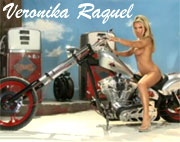 Veronika Raquel follando junto a una moto custom en el desierto