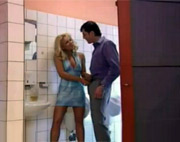 Morbosa rubia masturb�ndose y follando en los ba�os de caballeros