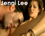 Jenni Lee follando con un hombre que lleva una m�scara en la cara
