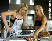 Hermosas mujeres cocinando terminan comi�ndose los chochos