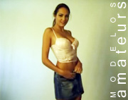 Modelo amateur haciendo un striptease con m�sica disco de fondo