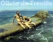 Olivia de Treville follando en el mar en unas rocas