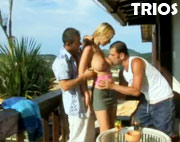 Lea Lazur mont�ndose un trio en la terraza de un hotel junto a la playa