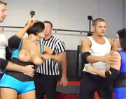 Dos gladiadoras luchando sobre el ring para ver quien es la mas dura