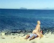Tarra White follando al aire libre en la playa un d�a de sol
