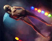 Un stripper rubia comi�ndose una polla en el escenario