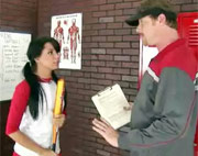 Una animadora seduce al entrenador del equipo de beisbol