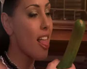 Preciosa morenaza meti�ndose un pepino