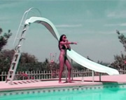 Lily Thai trbajando de socorrista en una piscina