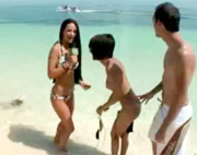 Una reportera atrevida los convence para folla en la playa