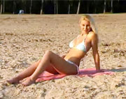 Una rubia sexy amateur se desnuda para unas fotos al aire libre