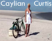 Caylian Curtis follando en la playa junto a un ultraligero