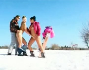 Trio al aire libre sobre la nieve un d�a de snowboard