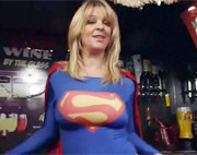 Un mujer madura vestida de super woman follando