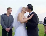 Los reci�n casados follando en un parque p�blico