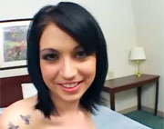 Riley Mason follando por su chocho completamente rasurado