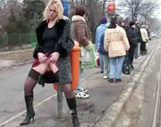 Chicas desvergonzadas meando en p�blico