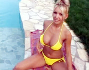 Anette Dawn posa desnuda y se masturba en la piscina