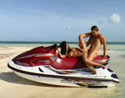 Follando sobre una moto acu�tica en una playa paradisiaca