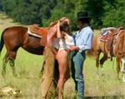 Una rubia madura follando con dos vaqueros