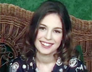 Mientras se folla a Katie June la mete el dedo gordo en el culo