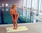 Renata Daninsky posando desnuda junto a una piscina