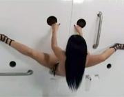 Jackie Daniels jugando en un ba�o con consoladores y pollas
