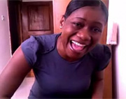 Una negra simp�tica , gorda y feliz , tras su webcam