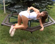 Una preciosa mujer posando desnuda al aire libre