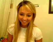 Guapa rubia juguetona poni�ndonos cachondos