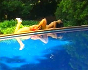 Duo l�sbico en la piscina entre Chelsea Blue y Mia Smiles