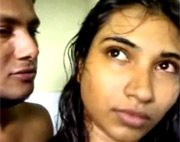 Una ex�tica india mamando polla en la ducha