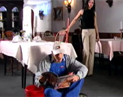 La espectacular jefa del restaurante foll�ndose al pintor