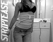 Striptease amateur en el ba�o de su habitaci�n