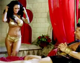 Angelina Valentine follando con el rey del castillo medieval