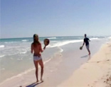 Partida con las palas en la playa con Topanga Fox