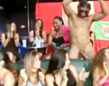 Borrachas en una despedida de soltera comi�ndole la polla al boy