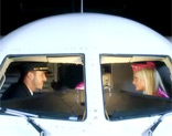 El comandante de vuelo follando con las dos azafatas