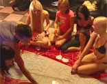 Grupo de universitarios jugando al strip poker terminan follando