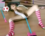 Lolita masturb�ndose con el palo de la escoba