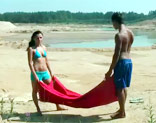 Morena amateur follando en un descampao con tres tipos