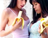 Dos morenas con pl�tanos mont�ndose un l�sbico