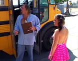 La colegiala Drew Allen cepill�ndose al conductor del autobus escolar