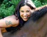 Monica Mattos comi�ndose la polla de un caballo