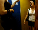 Convence a su amiga para colarse en las cabinas de agujeros del sexshop