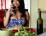 Durante una cena rom�ntica , Priya Rai relata su infidelidad